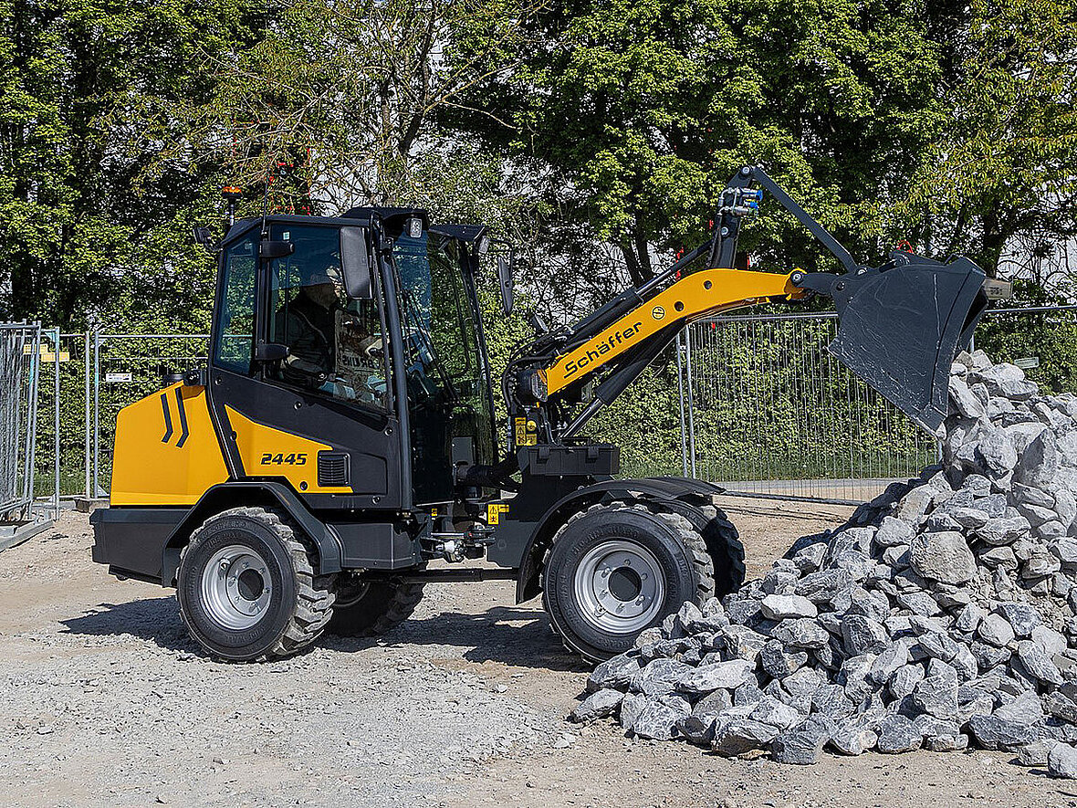 Schäffer 2445-2 z większą kabiną i mocną hydrauliką