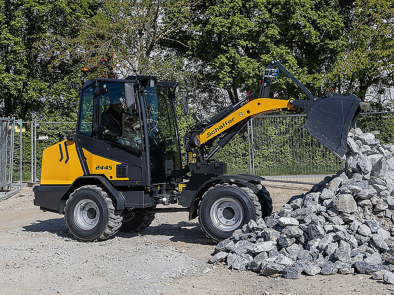 Schäffer 2445-2 z większą kabiną i mocną hydrauliką