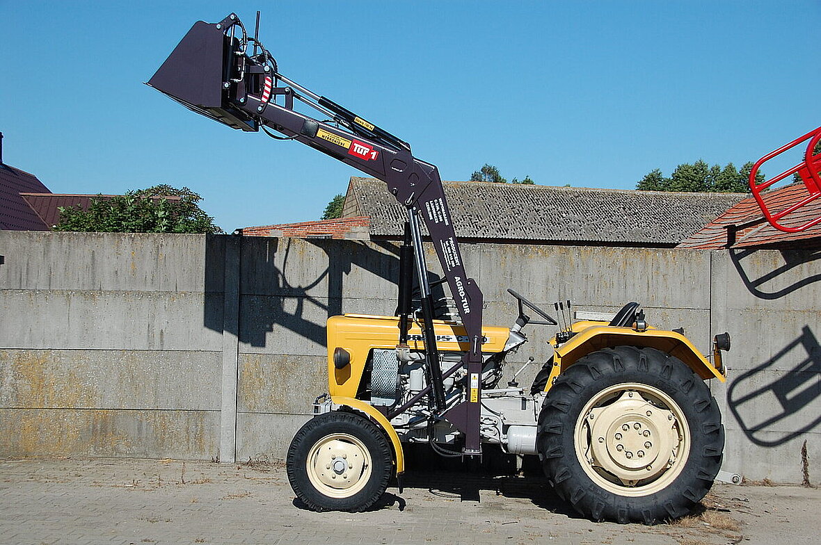 Traktor Ursus C-330 z ładowaczem