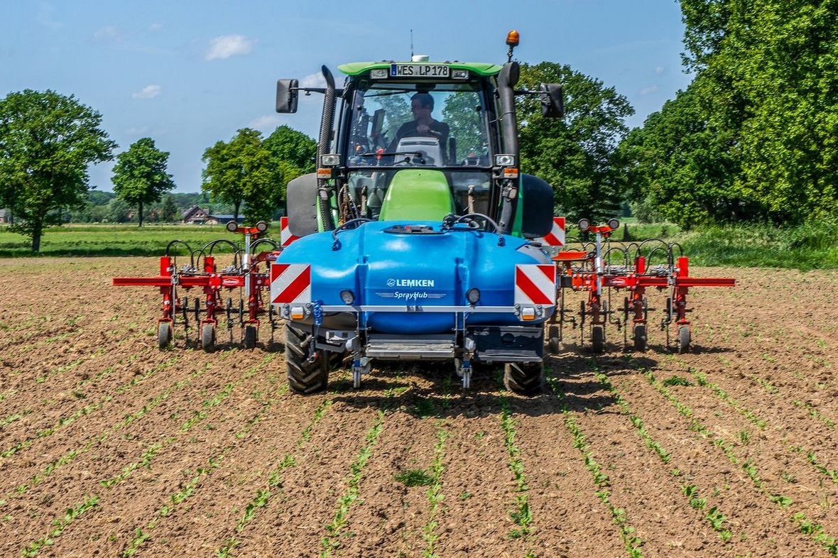 SprayHub połączony z siewnikiem punktowym Azurit. 