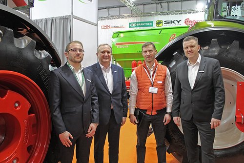 Nowości Raiffeisen Waren na Agrotech 2025 – siewniki i wozy Siloking