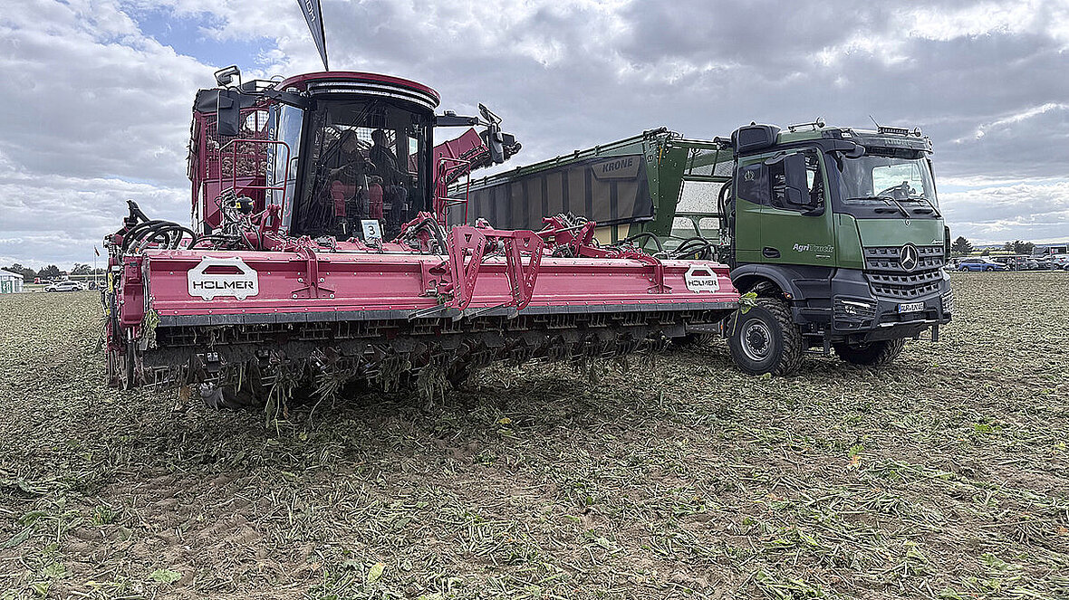 Firma Holmer zaprezentowała kombajn do zbioru buraków Terra Dos 5 w wersji High Performance (HD), przeznaczony szczególnie na ciężkie gleby i do współpracy z szerokimi zespołami ogławiająco-wyorującymi.