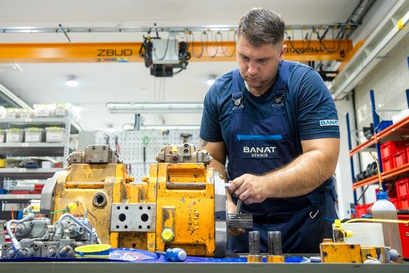 Pompy hydrauliczne pod kontrolą – jak zapewnić ich długą i bezawaryjną pracę?