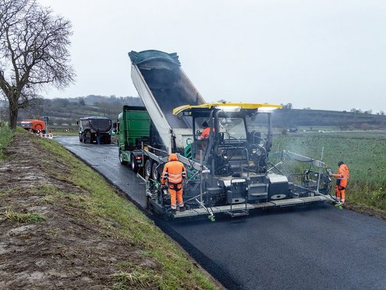 Vögele Super 1800-5i – nowy rozściełacz sprawdza się w renowacji dróg w trudnych warunkach