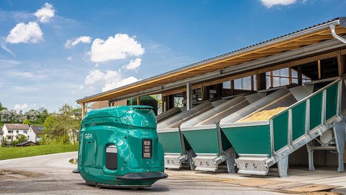 Nowy robot żywieniowy GEA DairyFeed F4500 jeździ całkowicie autonomicznie i stale dostarcza odpowiednią mieszankę dla różnych grup zwierząt.