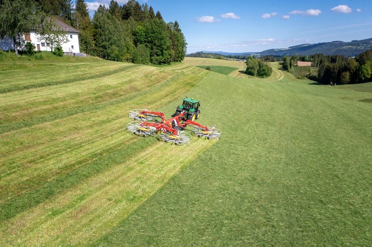 Czterowirnikowa zgrabiarka Pöttinger TOP VT 12540 C z systemem Profiline