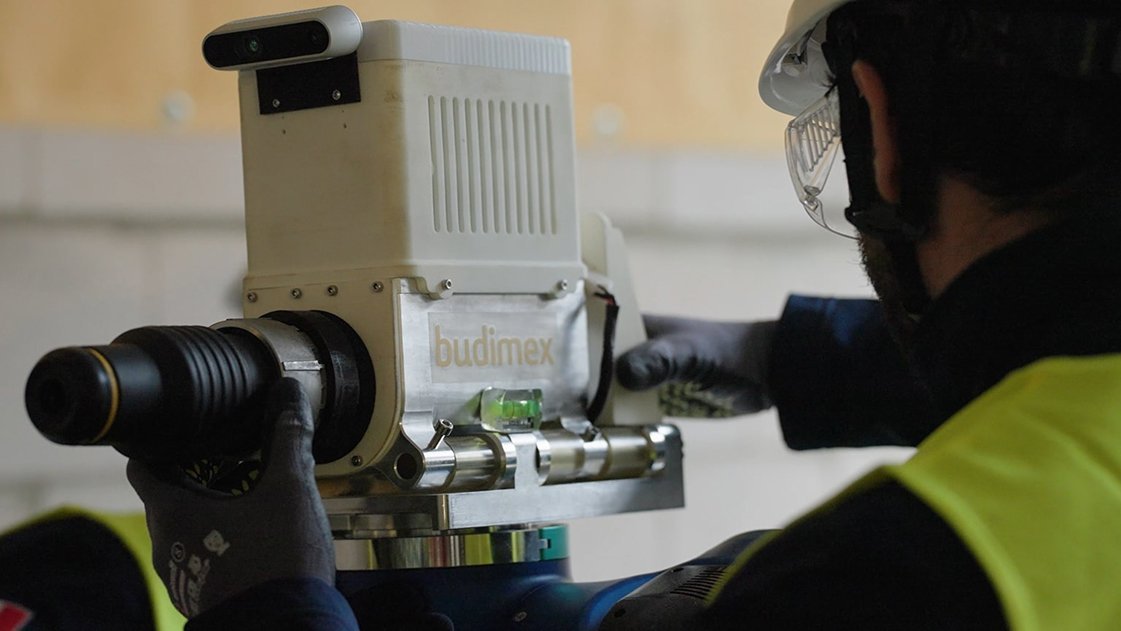 Robotem można sterować za pomocą tabletu lub manualnie.