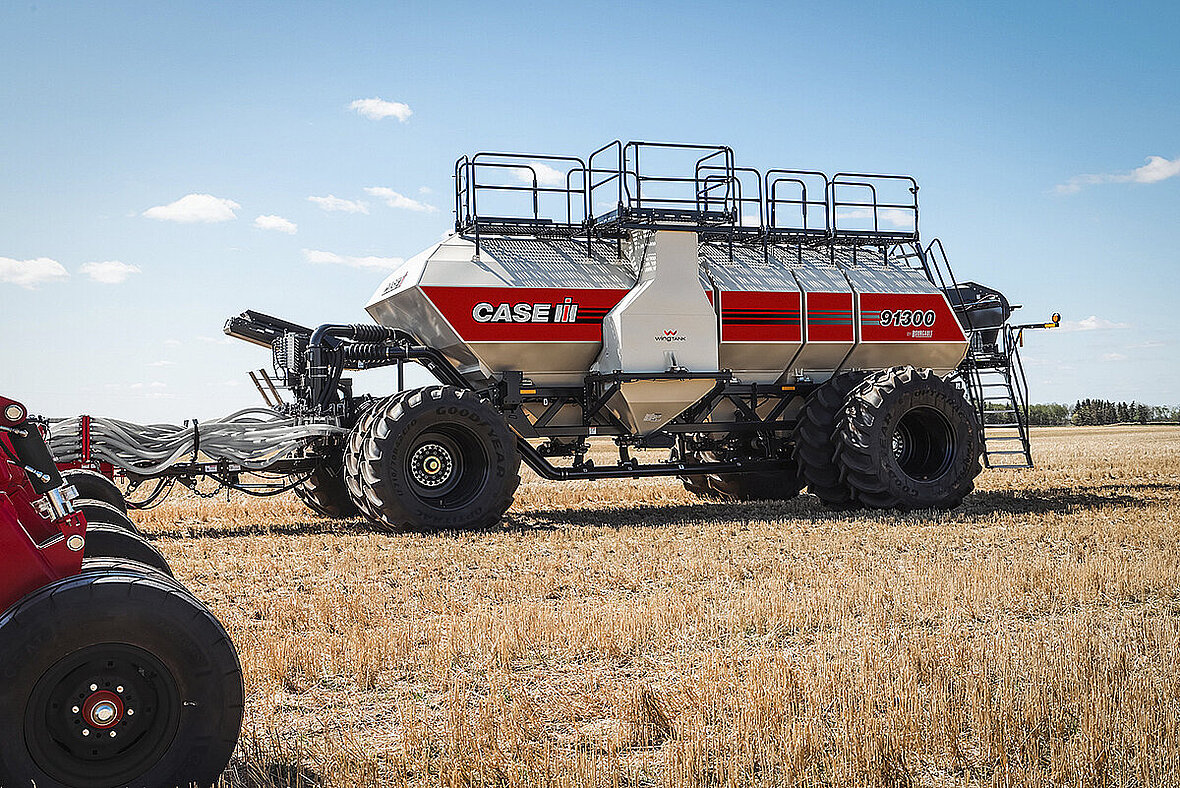 Wóz pneumatyczny Bourgault 91300 w oznakowaniu Case IH zaprezentowany przy ogłoszeniu strategicznego porozumienia CNH i Bourgault.