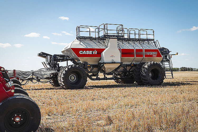 Wóz pneumatyczny Bourgault 91300 w oznakowaniu Case IH zaprezentowany przy ogłoszeniu strategicznego porozumienia CNH i Bourgault.