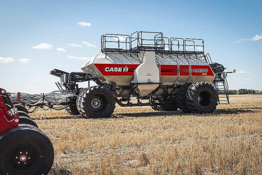 Wóz pneumatyczny Bourgault 91300 w oznakowaniu Case IH zaprezentowany przy ogłoszeniu strategicznego porozumienia CNH i Bourgault.