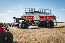 Wóz pneumatyczny Bourgault 91300 w oznakowaniu Case IH zaprezentowany przy ogłoszeniu strategicznego porozumienia CNH i Bourgault.
