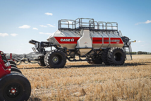 Wóz pneumatyczny Bourgault 91300 w oznakowaniu Case IH zaprezentowany przy ogłoszeniu strategicznego porozumienia CNH i Bourgault.