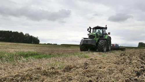 Dwucyfrowe spadki w sprzedaży ciągników