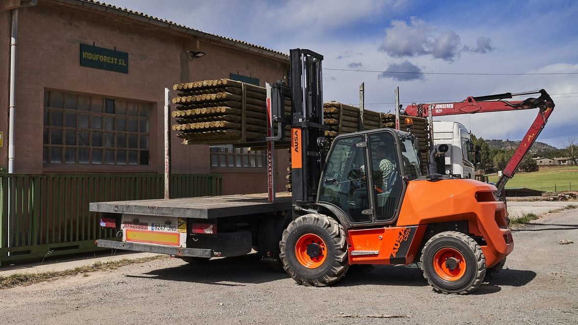 Model Ausa C501H o masie własnej 7670 kg oferuje maksymalną ładowność 5000 kg.