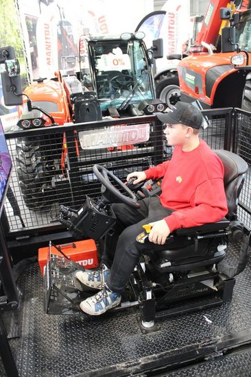 Główną atrakcją stoiska Manitou Polska była ładowarka elektryczna MLT625e. Niemniejszym zainteresowaniem cieszyła się jednak możliwość skorzystania z symulatora pracy.