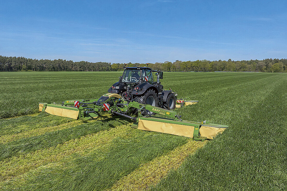 Krone EasyCut B 1250 Fold – zestaw motylkowy o regulowanej szerokości roboczej do 12,5 m podczas koszenia zielonki.