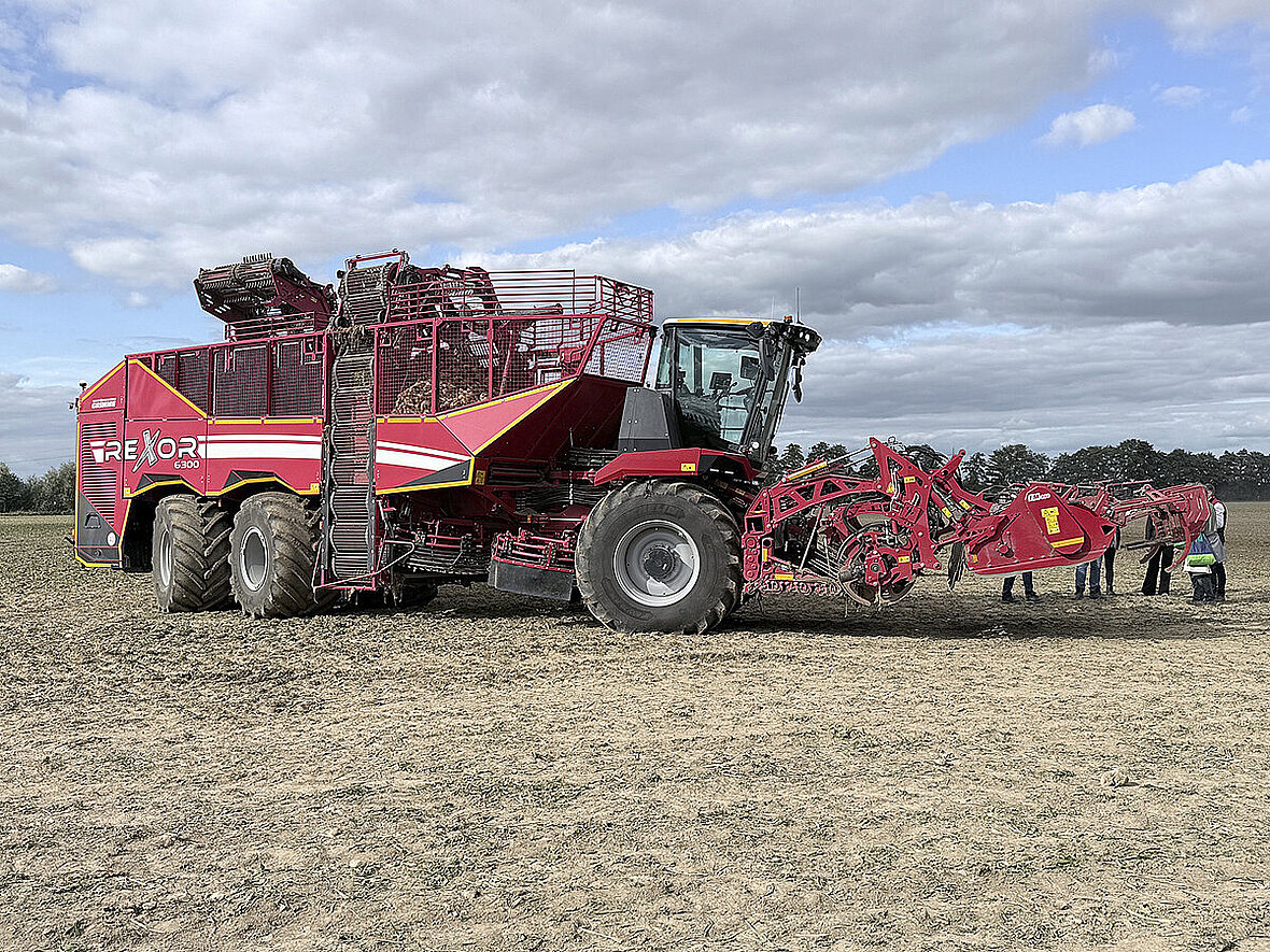 Sześciorzędowy samojezdny kombajn do zbioru buraków cukrowych Grimme Rexor 6300 w najnowszej 4. generacji jest wyposażony w system Speedtronic-Cruise, który automatycznie koordynuje prędkość jazdy z pracą zespołu czyszczącego i wyorującego.