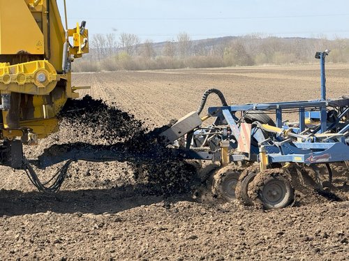 Oxbo AT5105 z broną ciąganą – jednoprzebiegowe nawożenie obornikiem