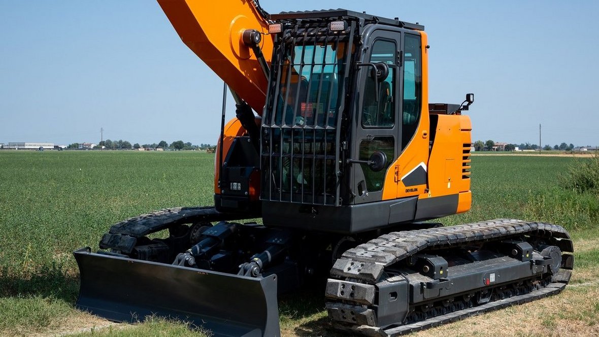 Koparka Develon DX140RDM-7 do wyburzeń