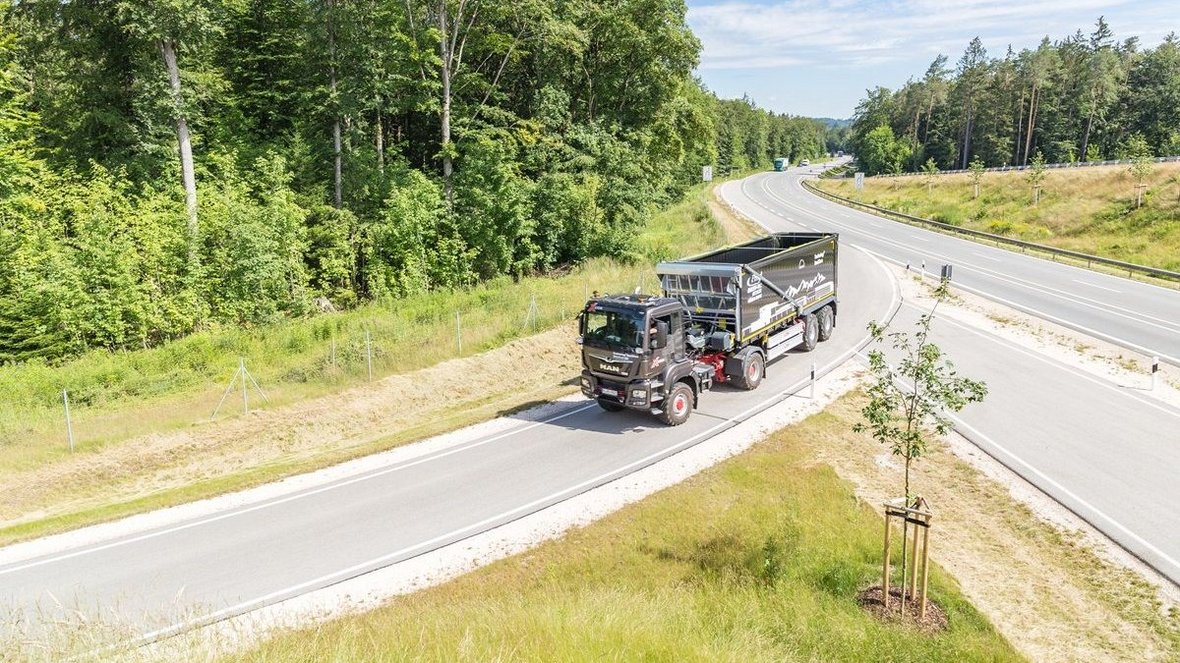 Naczepy zsypowe Agro-Trucks firmy Fliegl teraz z homologacją do 80 km/h