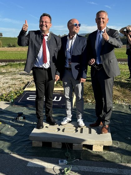 Test wytrzymałościowy: Po wyprodukowaniu płyty betonowej z szybko twardniejącego betonu CONCRETUM w niecałe 30 minut, (od lewej): dyrektor zarządzający i współwłaściciel SBM Reinhard Haider, dyrektor zarządzający CONCRETUM Patrick Stähli i dyrektor zarządzający SBM Erwin Schneller sprawdzają wynik.