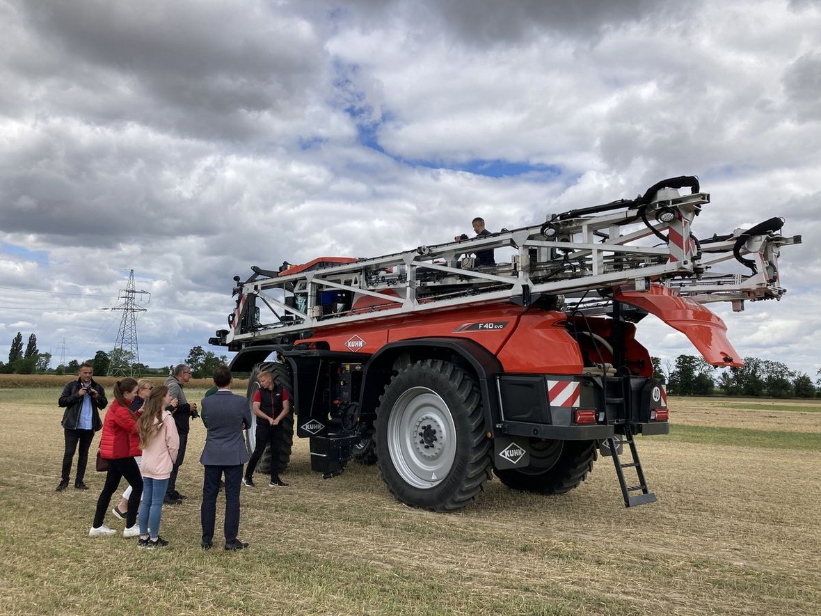 Opryskiwacz Kuhn Artec F40 Evo z belką z przodu
