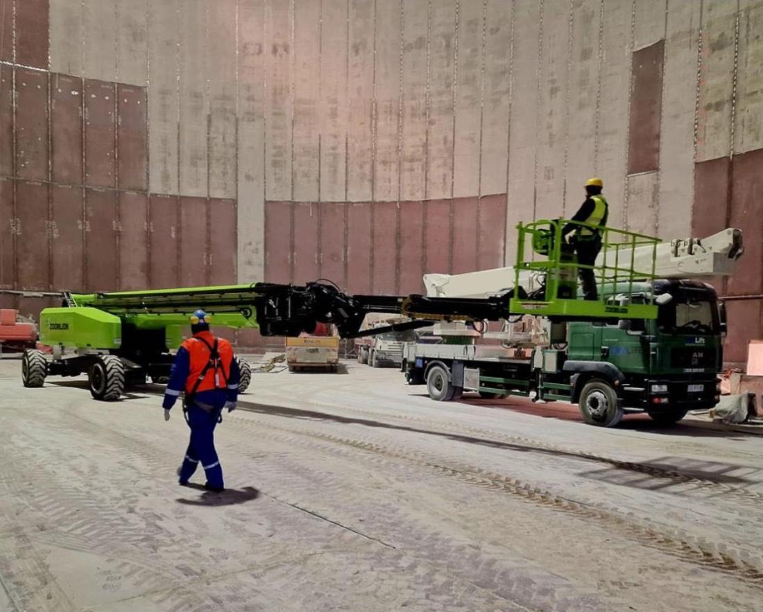 Wysięgnik teleskopowy Zoomlion ZT58J w terminalu LNG