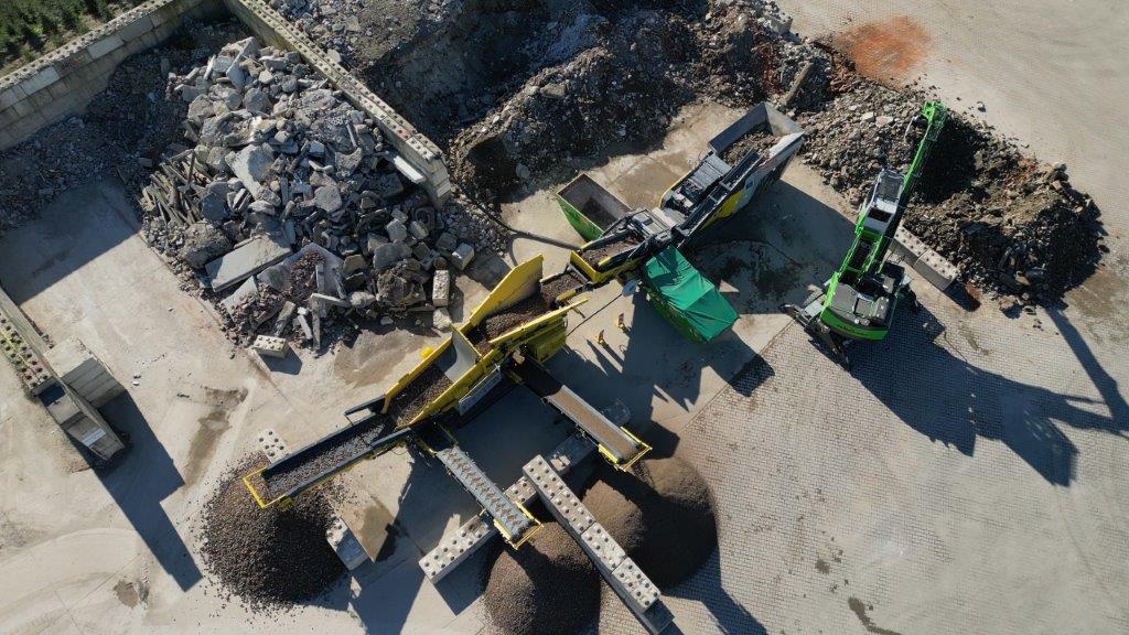Kombinacja maszyn elektrycznych Keestrack R3e i K4e Zero widziana z powietrza.