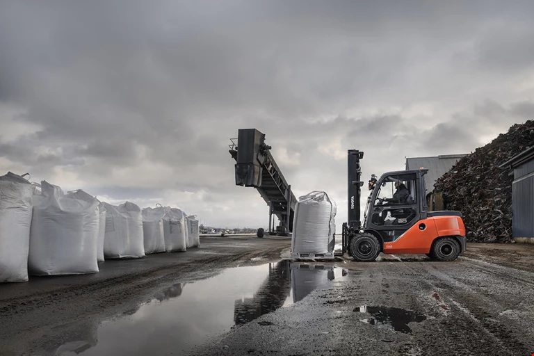 Wózki spalinowe Toyoty z serii Tonero przeznaczone są do wykonywania ciężkich prac i obsługi także większych ładunków.