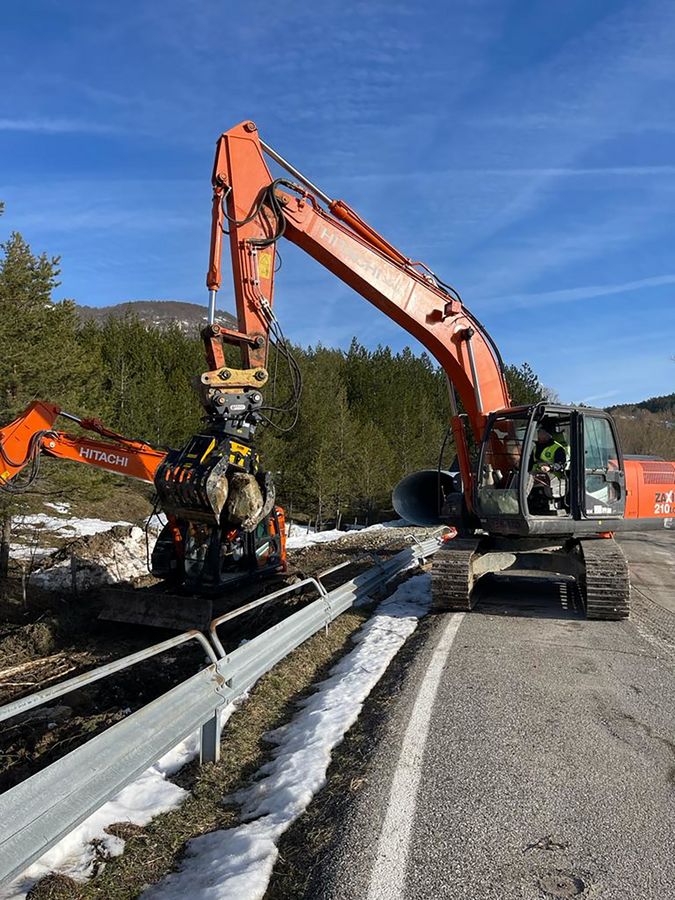 Koparka HITACHI 135 wyposażona w chwytak sortujący MB-G900.