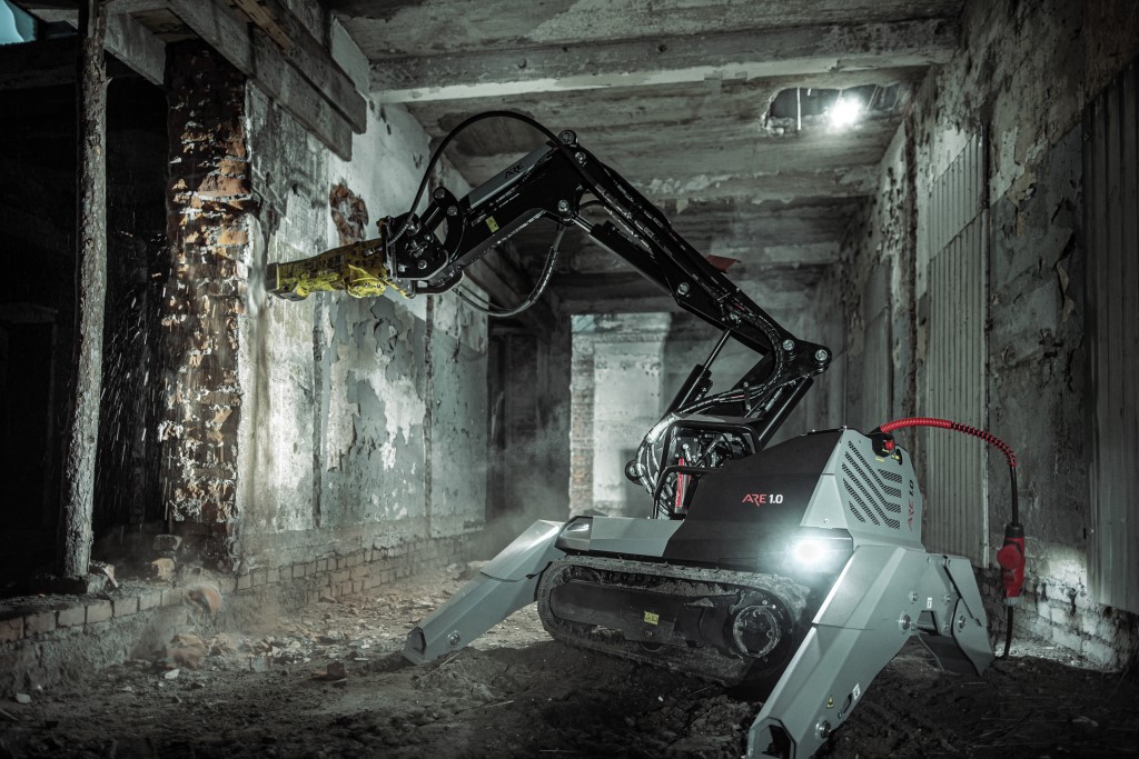 Polski robot wyburzeniowy ARE 1.0 w czasie pracy. 