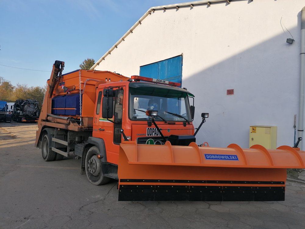 Dobrowolski TM-2 to jednostronny pług drogowy, który umożliwia odrzut śniegu do ok. 8 m.