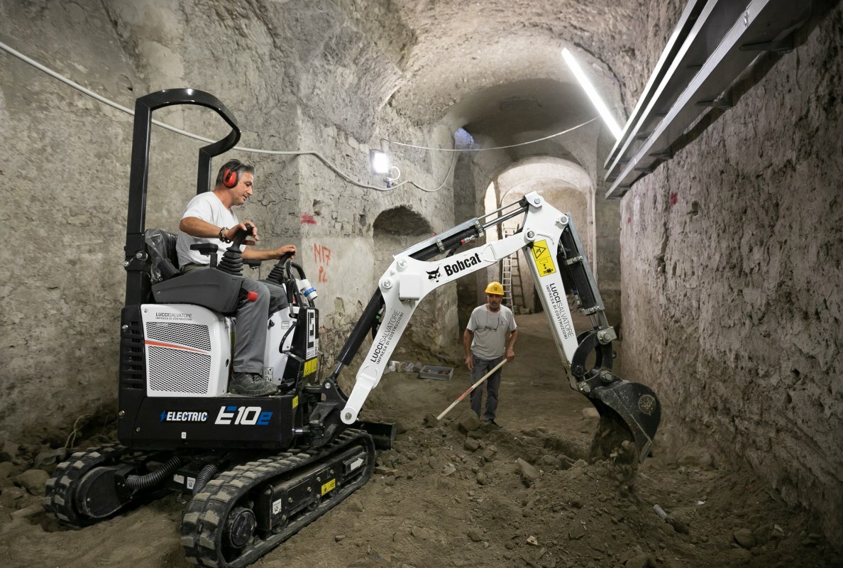 Elektryczna minikoparka Bobcat E10e eksploruje podziemia w Neapolu