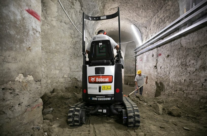 Elektryczna minikoparka Bobcat E10e eksploruje podziemia w Neapolu