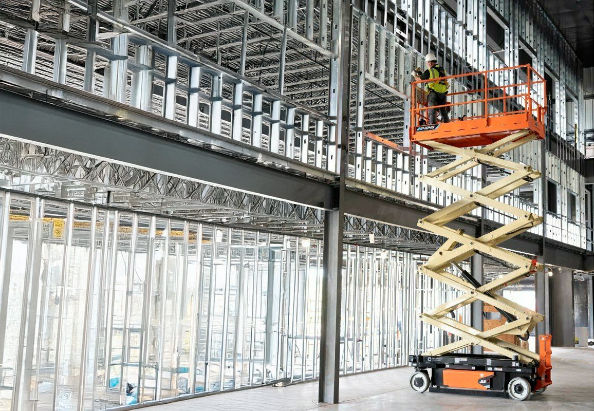 Nowe rozwiązania w elektrycznych podnośnikach nożycowych i masztowych JLG