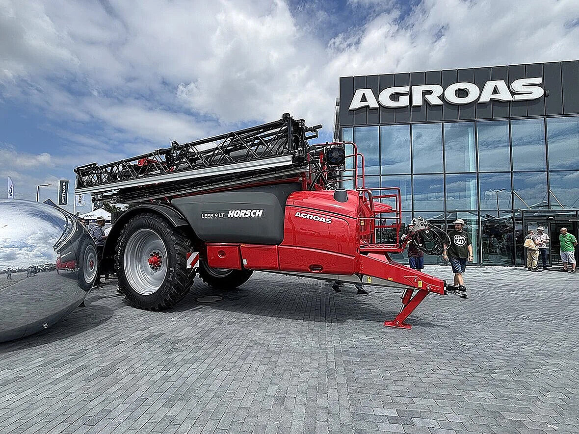 Horsch Leeb 9 LT – jednoosiowy opryskiwacz zaczepiany ze zbiornikiem 9000 l i belkami roboczymi do 45 m.