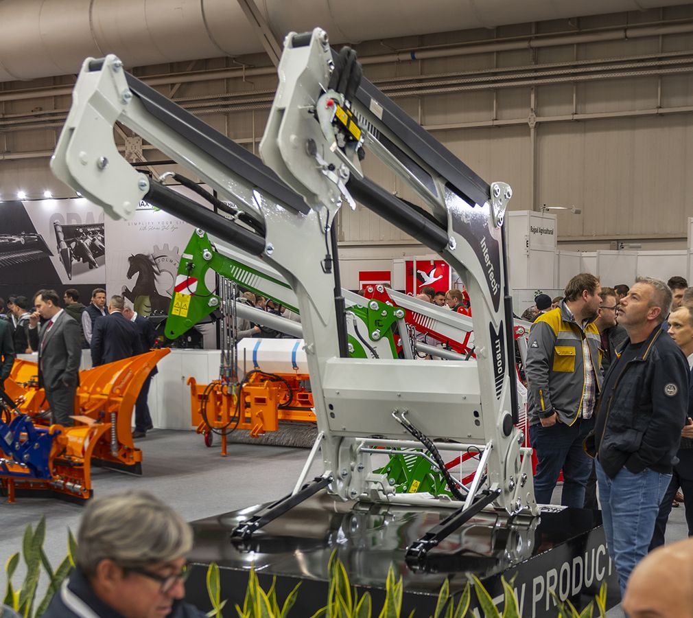 Zastosowana konstrukcja przekłada się na zmniejszenie obciążeń komponentów ciągnika rolniczego, co prowadzi m.in. do: zmniejszenia zużycia paliwa i emisji spalin, poprawy trwałości poszczególnych podzespołów i wydłużenia czasu eksploatacji płynów roboczych w ciągniku rolniczym, redukcji pracy w warunkach długotrwałych przeciążeń, co zwiększa żywotność komponentów układu hydraulicznego, a także pozytywnego oddziaływania na środowisko naturalne.