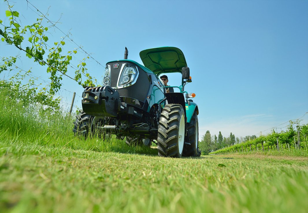Arbos 3055 wszechstronny ciągnik do rolnictwa i zadań komunalnych