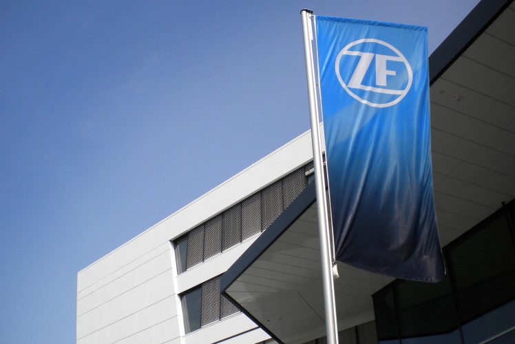 Wyniki ZF za pierwszą połowę 2025 roku: spadek przychodów, wzrost EBIT