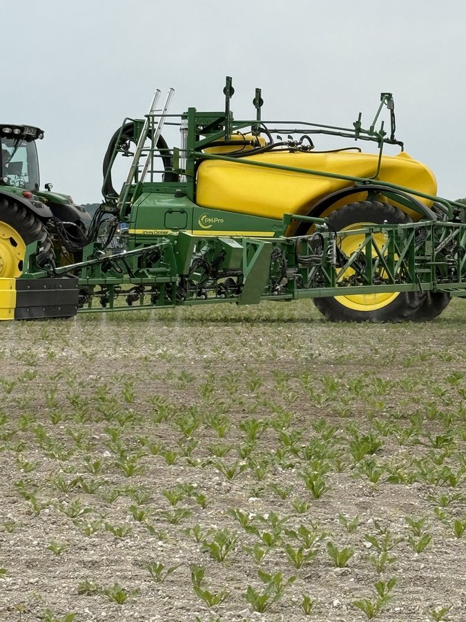 Opryskiwacz John Deere R952i był wyposażony w system See & Spray Select. Po wykryciu chwastów system aktywuje wyłącznie te rozpylacze, które znajdują się bezpośrednio nad celem