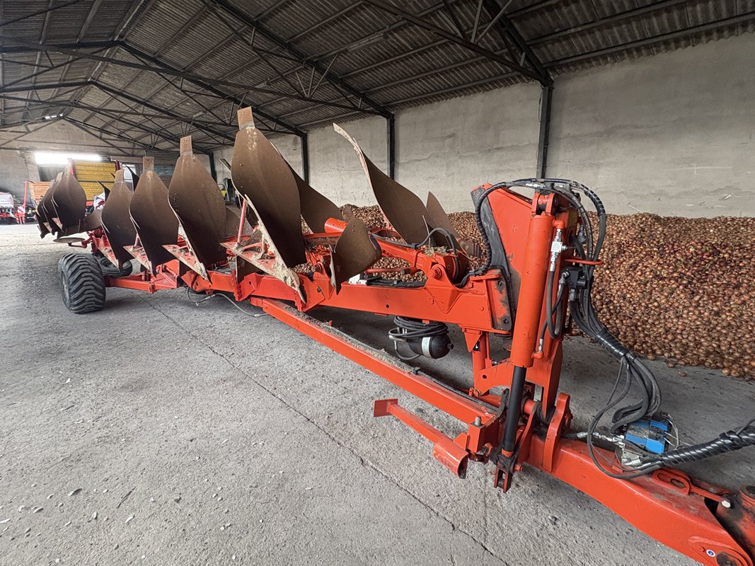 Jedna z wielu maszyn Kuhn - siedmioskibowy pług obaracalny  Vari-Manager z pełną hydrauliką.