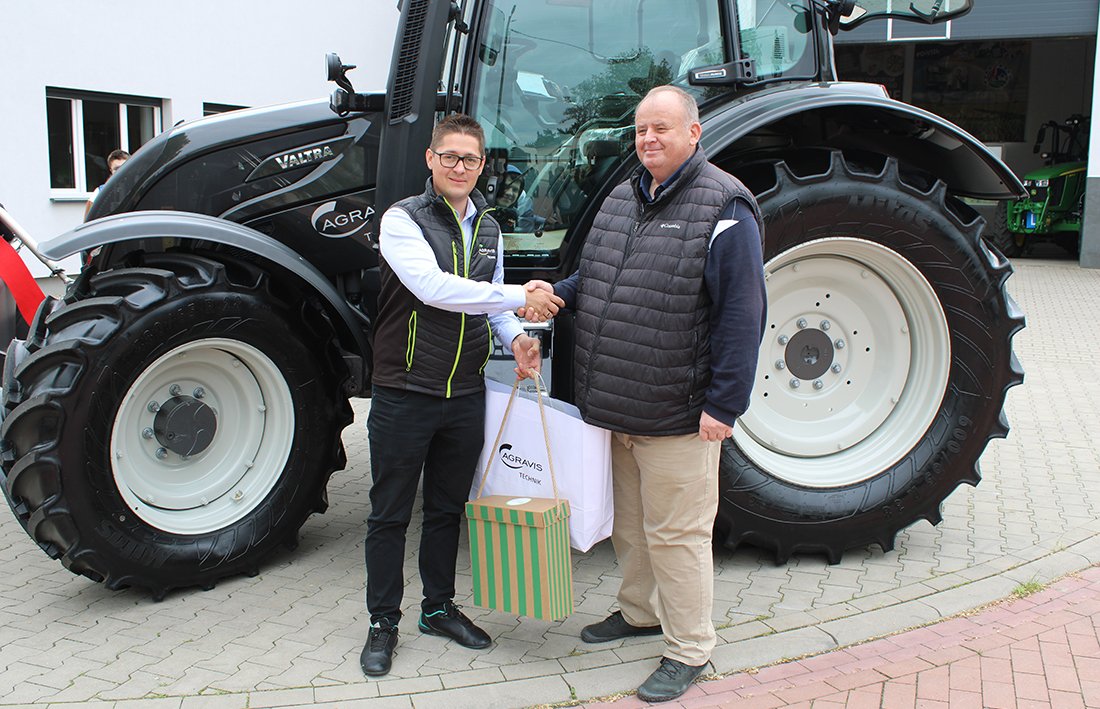 Marek Sobolewski, dyrektor szkoły i Bartosz Szczepaniak, przedstawiciel Agravis Technik Polska.