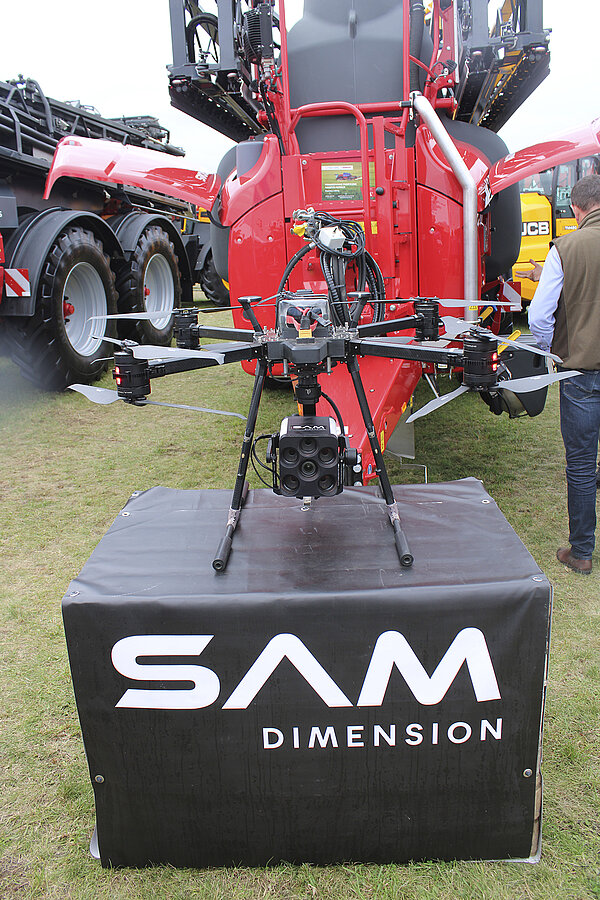 Dron pracuje na wysokości ok. 60 m, z prędkością  5 m/s i pasem mapowania o szerokości ok. 40 m.