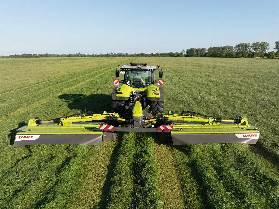 Claas DISCO 1100 BUSINESS podczas koszenia. Nowa generacja umożliwia regulację szerokości roboczej w zakresie 9,70–10,70 m.