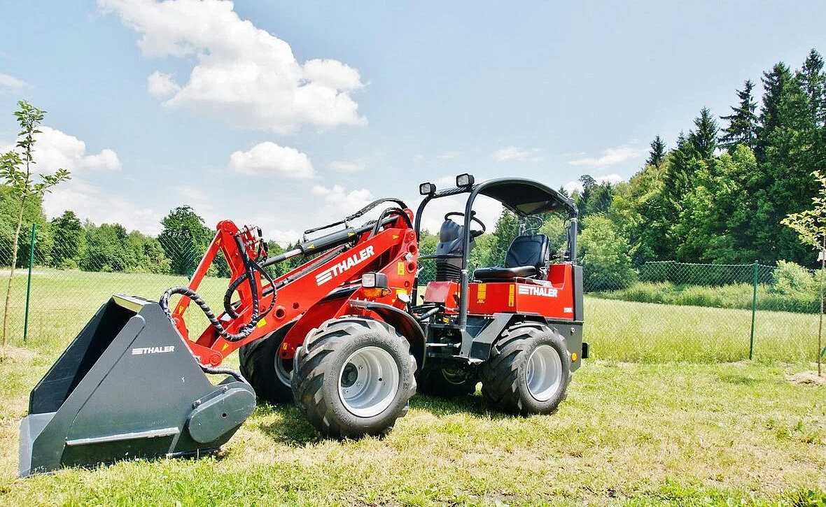 Thaler 2230 S – kompaktowa ładowarka przegubowa przeznaczona do pracy w gospodarstwach o ograniczonej przestrzeni manewrowej.