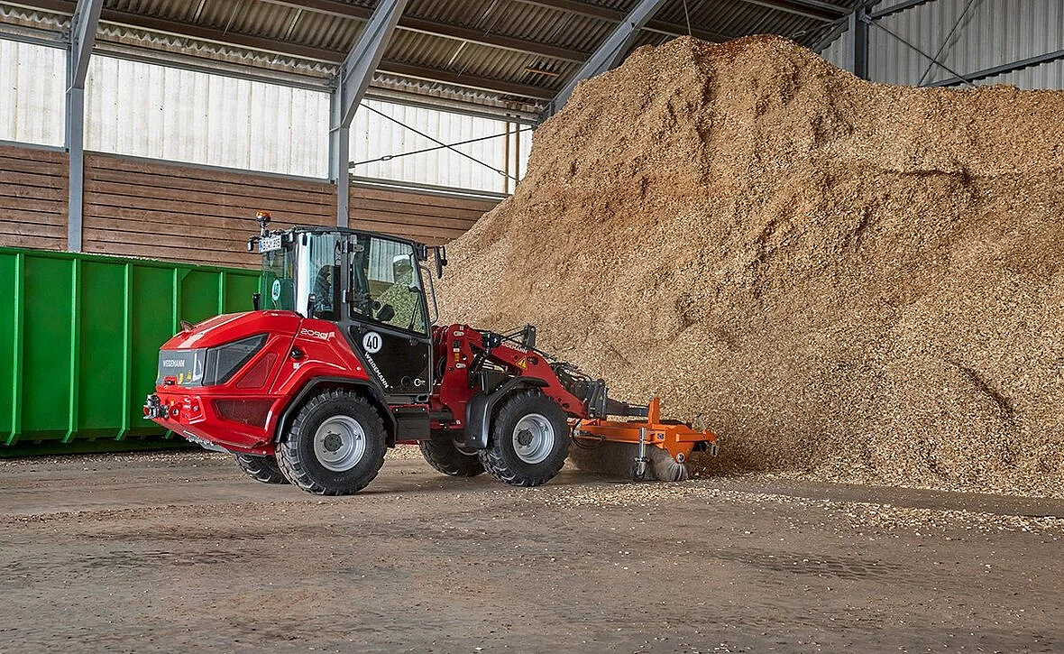 Weidemann 2090 podczas pracy z osprzętem w hali. Model należy do nowej serii 90, obejmującej również większy Weidemann 3090.