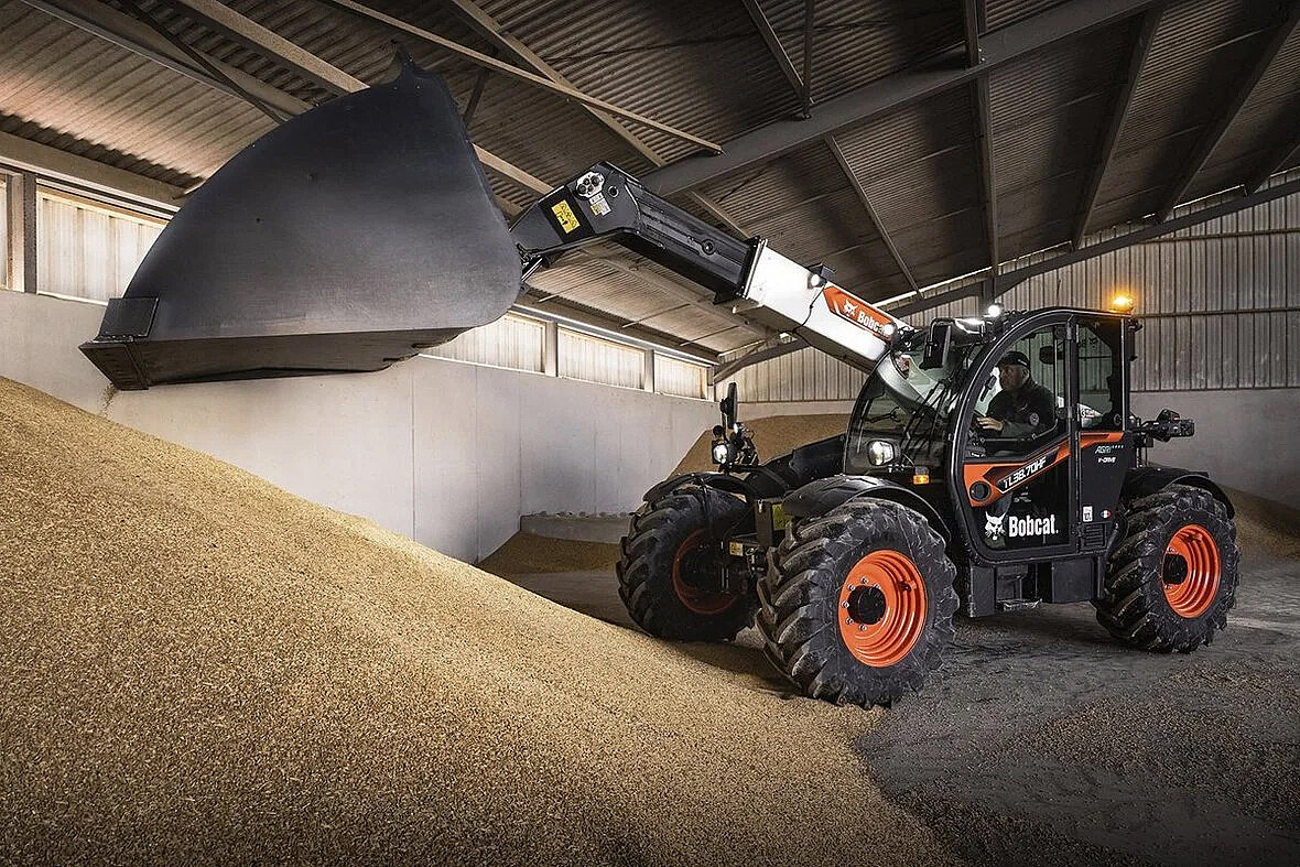 Bobcat TL38.70HF V-Drive – rolnicza ładowarka teleskopowa z bezstopniowym układem napędowym V-Drive podczas pracy z materiałem w gospodarstwie.