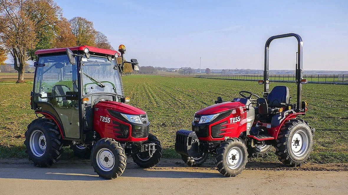 TYM T255 w dwóch konfiguracjach – z kabiną oraz otwartą platformą z ramą ROPS.