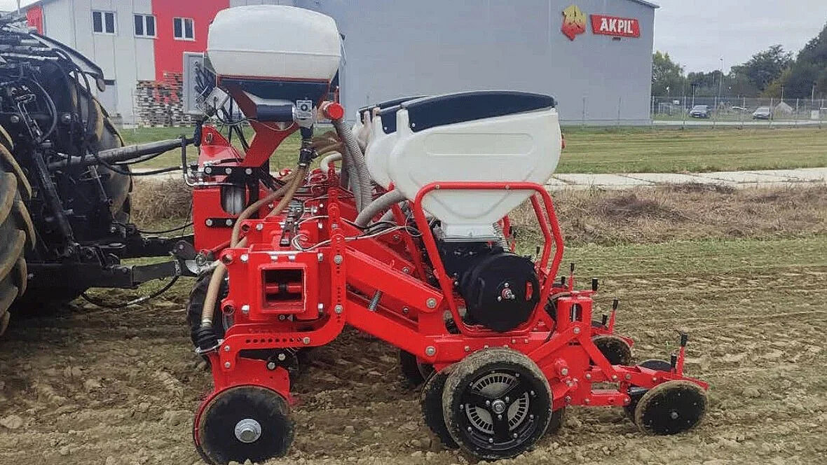 Akpil Seed Corn – siewnik punktowy z nadciśnieniowym układem wysiewającym i regulowanym rozstawem sekcji.
