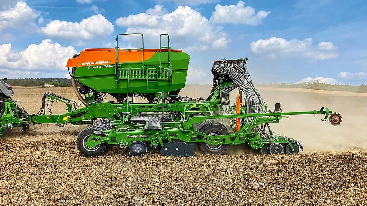 Amazone Cirrus 8004-2C Grand – 8-metrowy zestaw uprawowo-siewny z trzykomorowym zbiornikiem umożliwiającym niezależne dozowanie kilku komponentów.